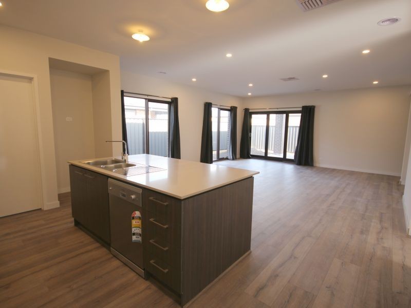 5 Scoria Circuit, Craigieburn VIC 3064