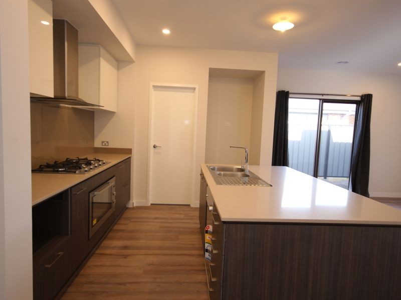 5 Scoria Circuit, Craigieburn VIC 3064