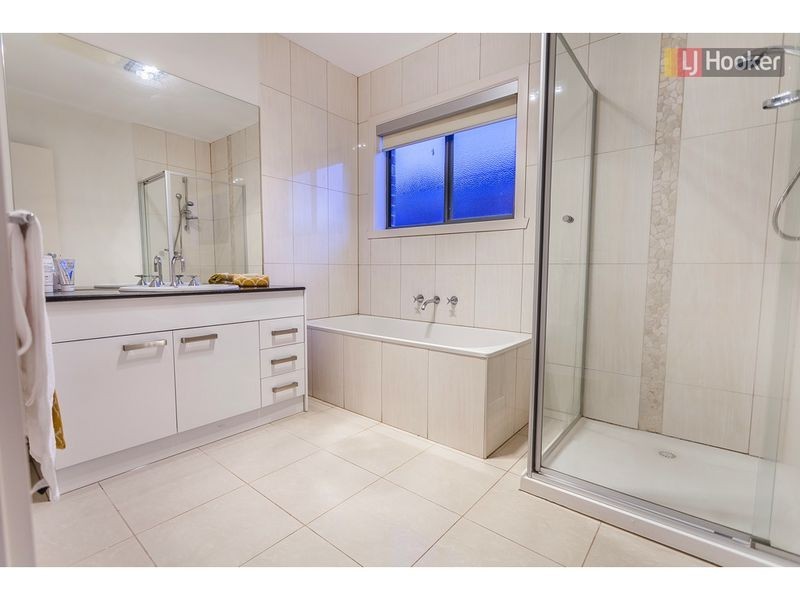 5 Pinelea Court, Roxburgh Park VIC 3064