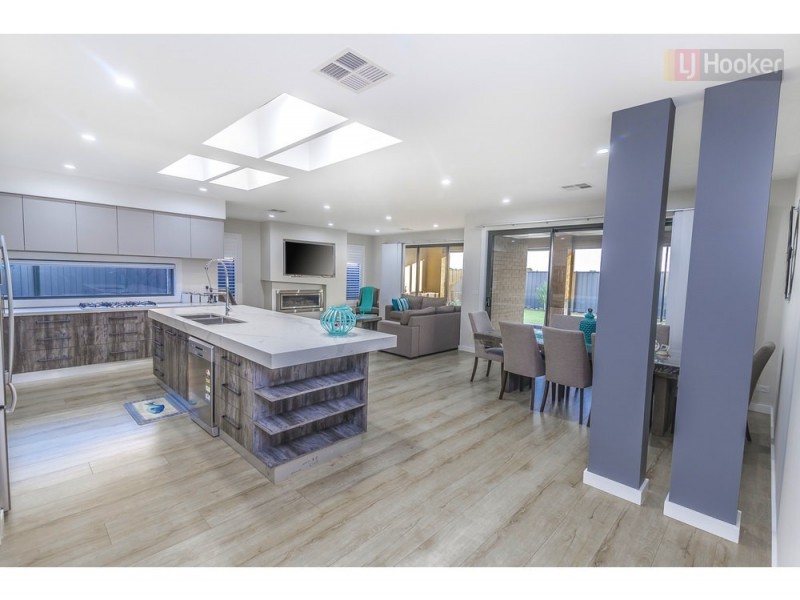 15 Fame Way, Craigieburn VIC 3064