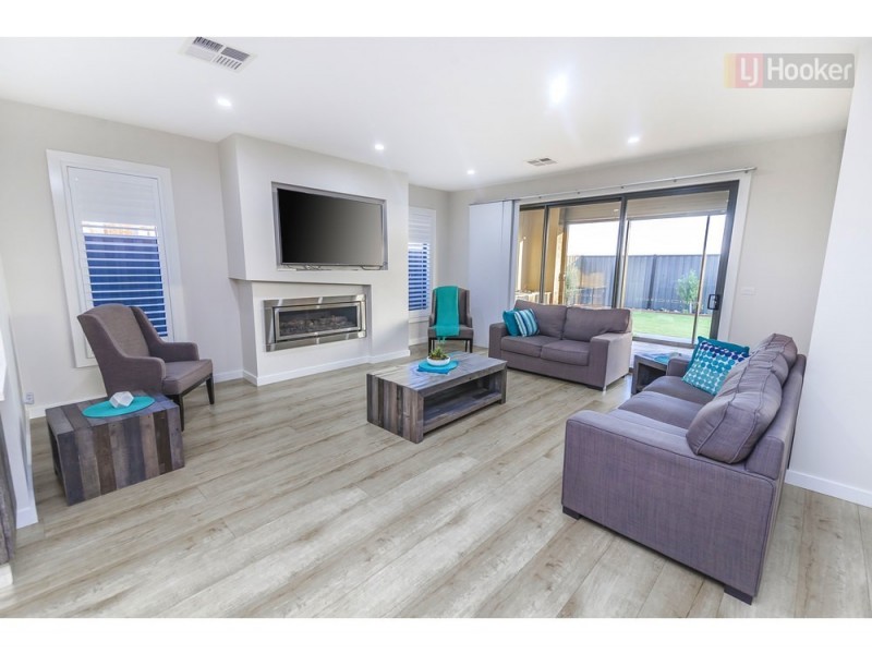 15 Fame Way, Craigieburn VIC 3064