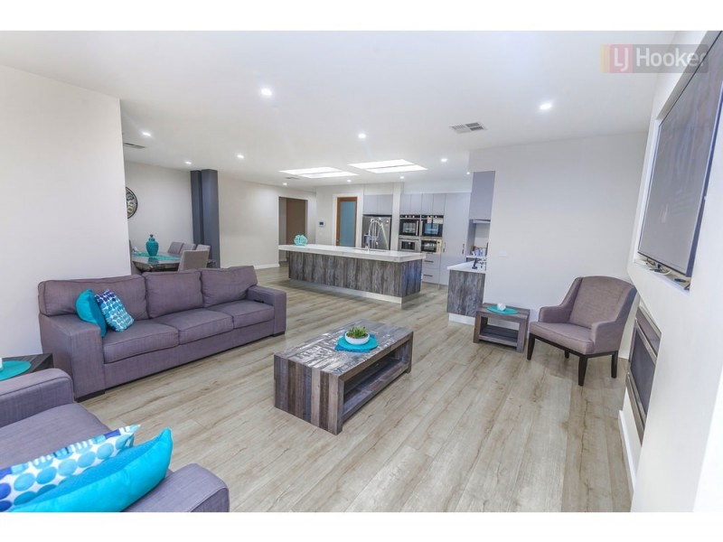 15 Fame Way, Craigieburn VIC 3064