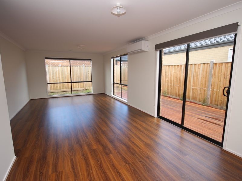 32 Hollington Drive, Mickleham VIC 3064