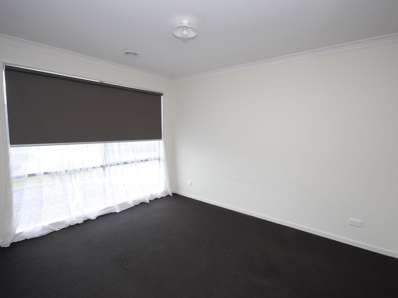 32 Hollington Drive, Mickleham VIC 3064