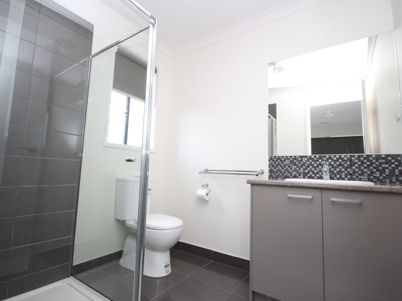 32 Hollington Drive, Mickleham VIC 3064