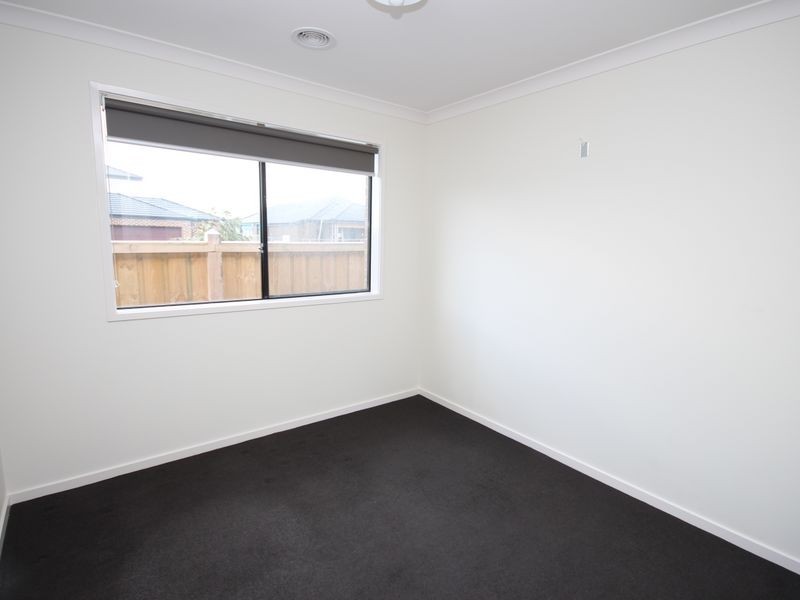 32 Hollington Drive, Mickleham VIC 3064