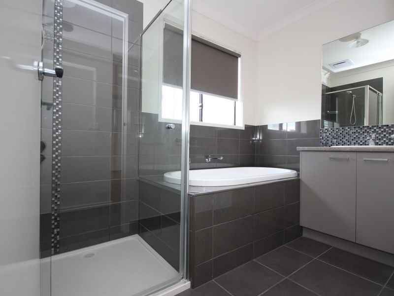 32 Hollington Drive, Mickleham VIC 3064