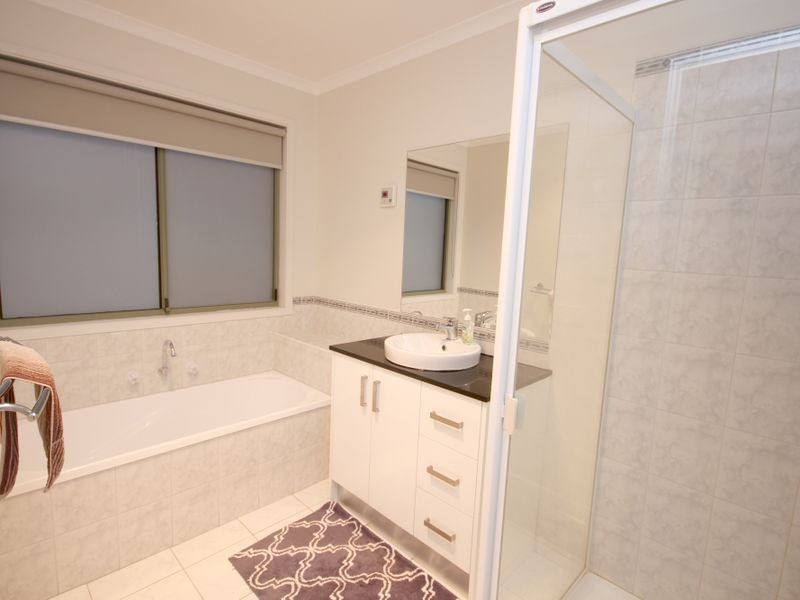 8 Waterdale Rise, Craigieburn VIC 3064