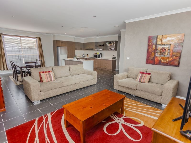 42 Mareeba Way, Craigieburn VIC 3064