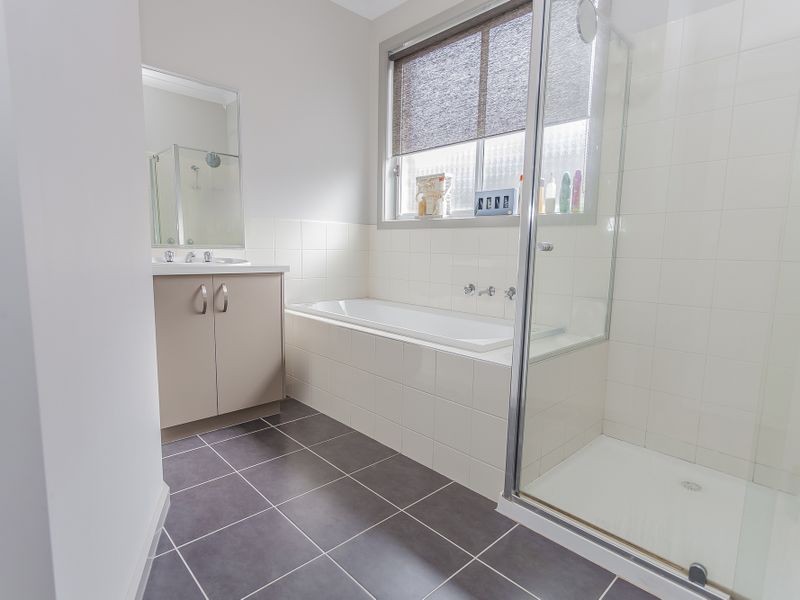 42 Mareeba Way, Craigieburn VIC 3064