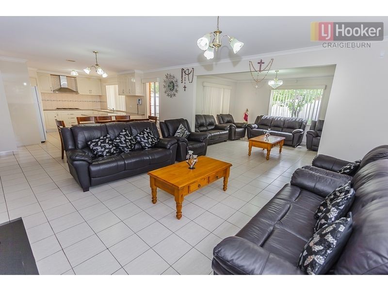 14 Wrigley Cres, Roxburgh Park VIC 3064