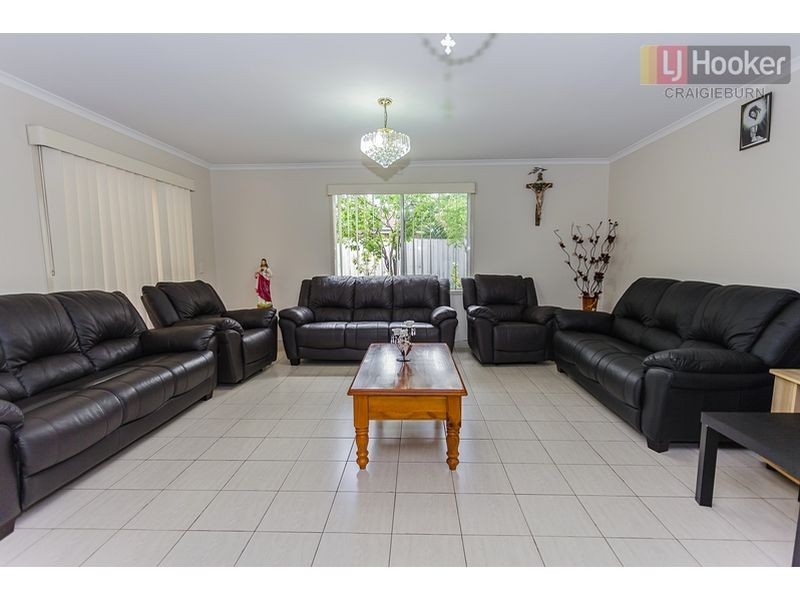 14 Wrigley Cres, Roxburgh Park VIC 3064