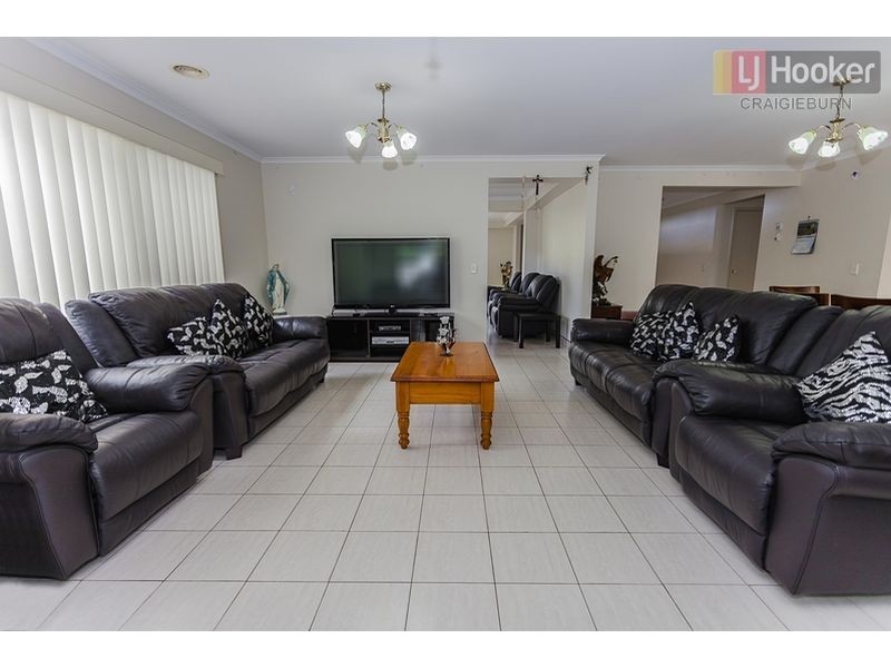 14 Wrigley Cres, Roxburgh Park VIC 3064