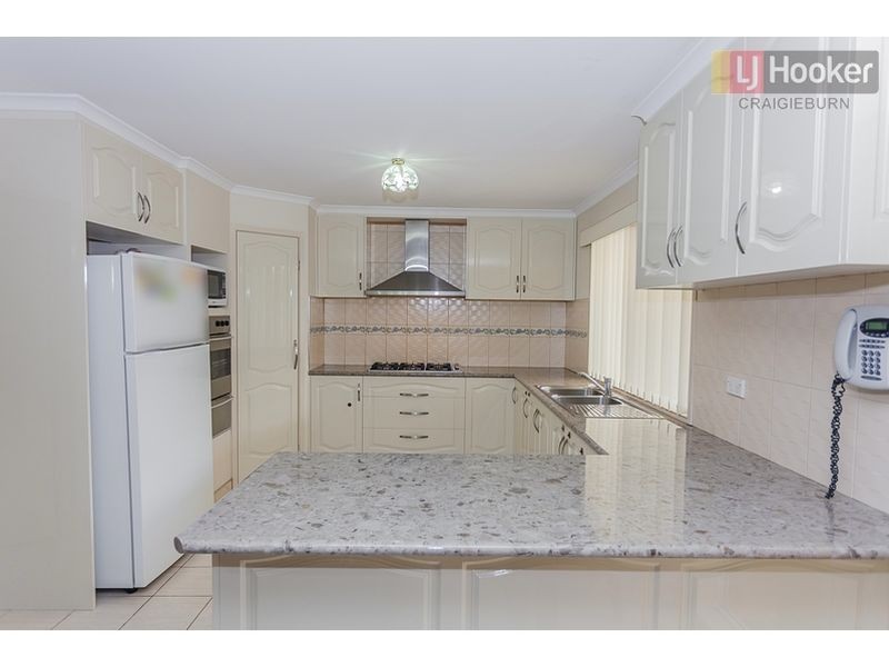 14 Wrigley Cres, Roxburgh Park VIC 3064