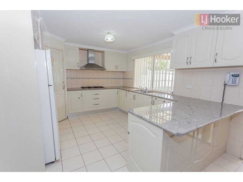 14 Wrigley Cres, Roxburgh Park VIC 3064