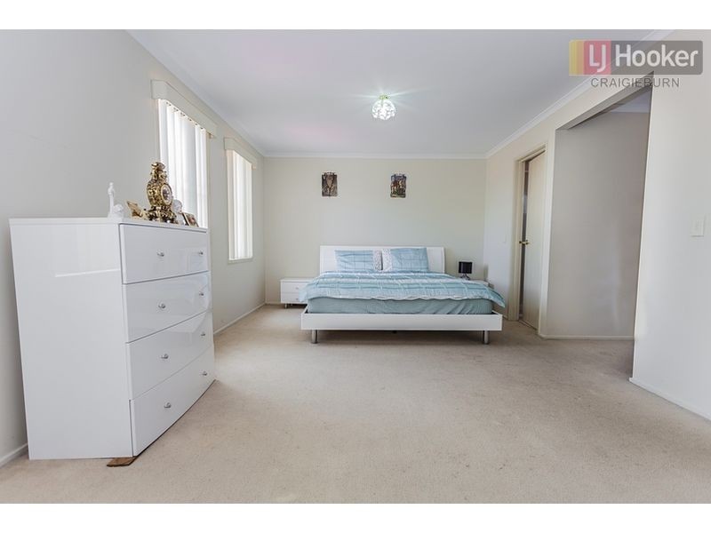 14 Wrigley Cres, Roxburgh Park VIC 3064
