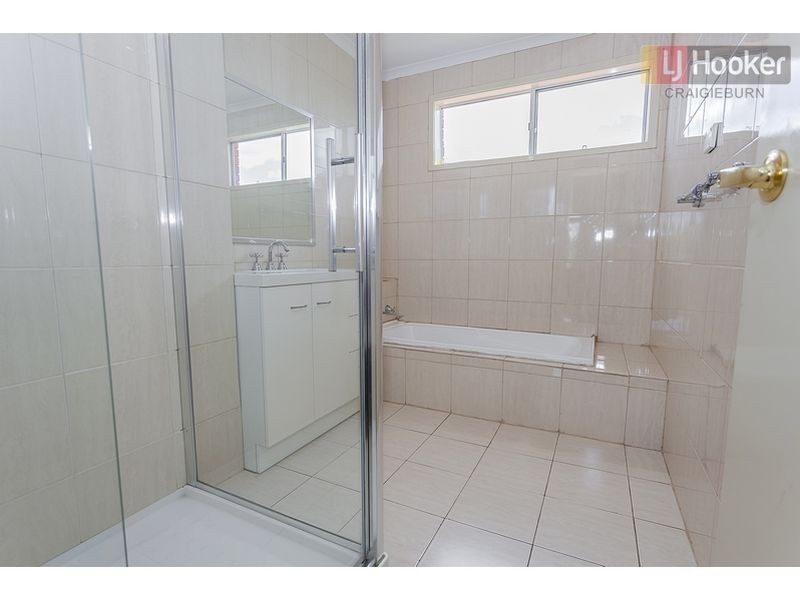 14 Wrigley Cres, Roxburgh Park VIC 3064