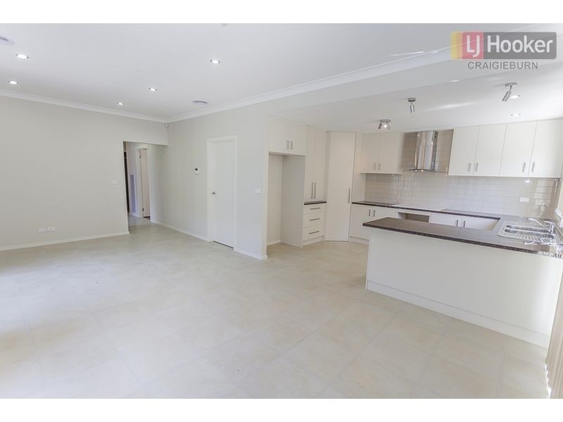 4a Koomba Cres, Roxburgh Park VIC 3064