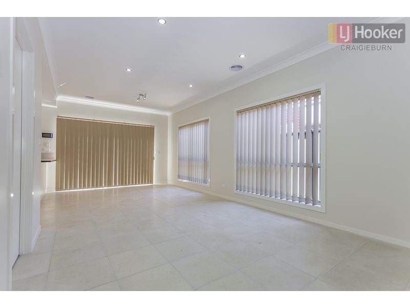 4a Koomba Cres, Roxburgh Park VIC 3064