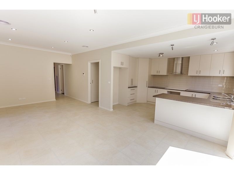 4a Koomba Cres, Roxburgh Park VIC 3064