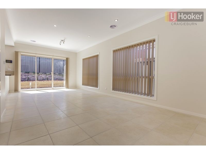 4a Koomba Cres, Roxburgh Park VIC 3064
