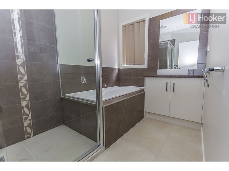 4a Koomba Cres, Roxburgh Park VIC 3064