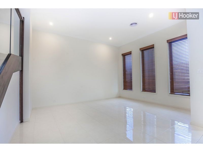 10 Scoria Circuit, Craigieburn VIC 3064