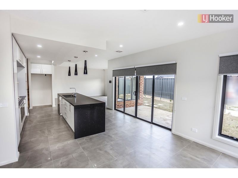 8a Plaza Court, Roxburgh Park VIC 3064