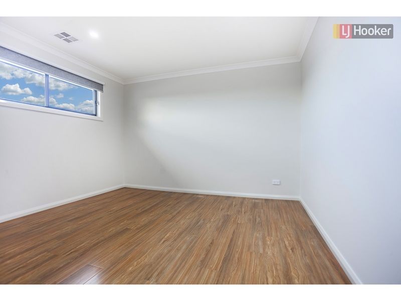 8a Plaza Court, Roxburgh Park VIC 3064