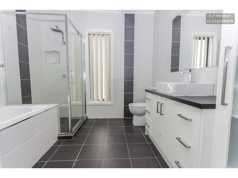 4 Ravenwoods Way, Craigieburn VIC 3064