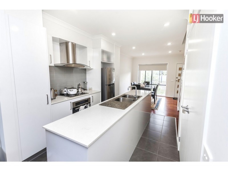 61 Valiant Crescent, Craigieburn VIC 3064