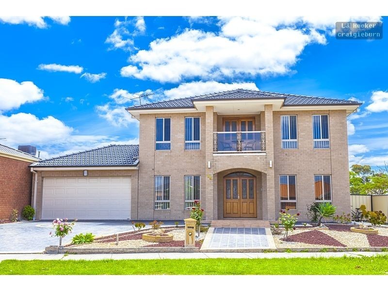 18 Hayfield Rd, Roxburgh Park VIC 3064