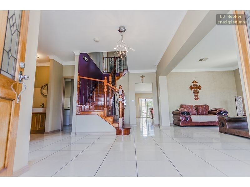 18 Hayfield Rd, Roxburgh Park VIC 3064