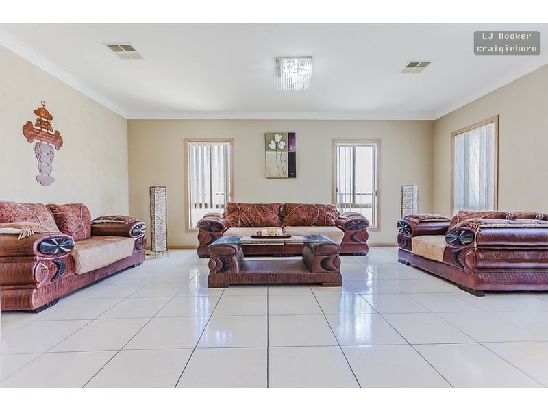 18 Hayfield Rd, Roxburgh Park VIC 3064