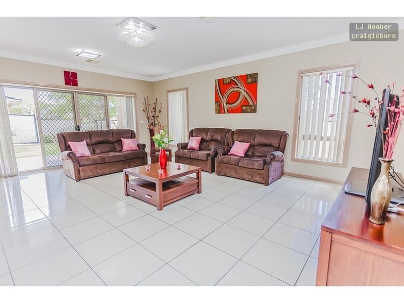 18 Hayfield Rd, Roxburgh Park VIC 3064