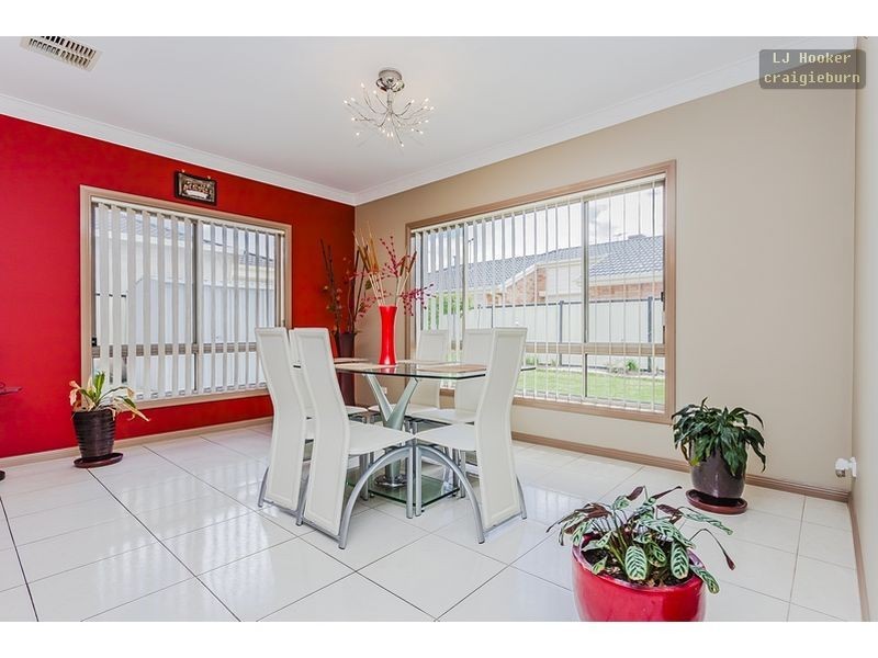 18 Hayfield Rd, Roxburgh Park VIC 3064