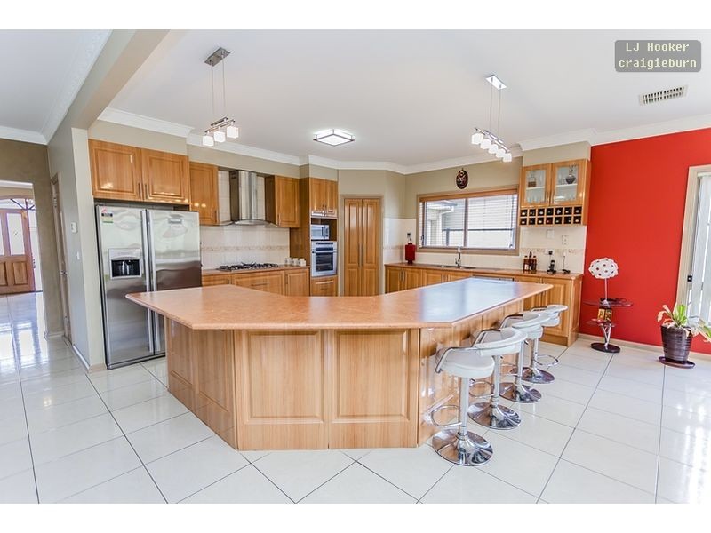 18 Hayfield Rd, Roxburgh Park VIC 3064