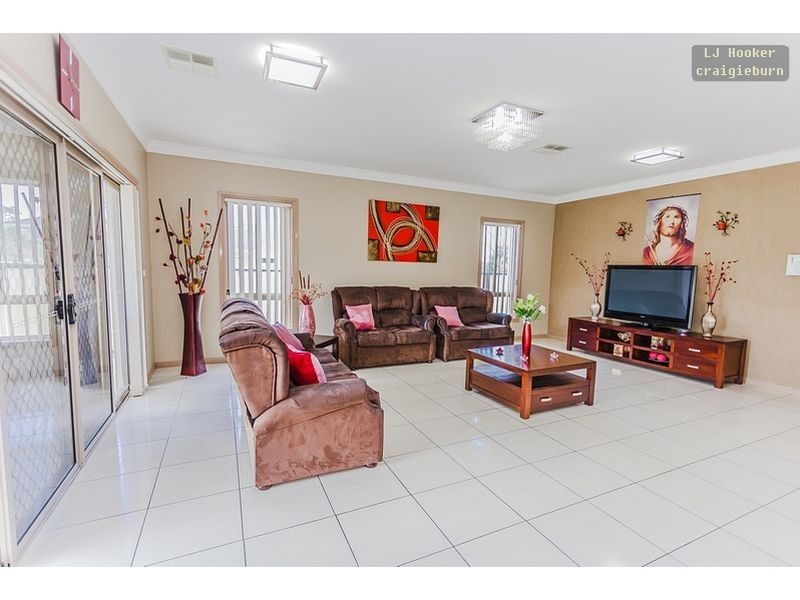 18 Hayfield Rd, Roxburgh Park VIC 3064