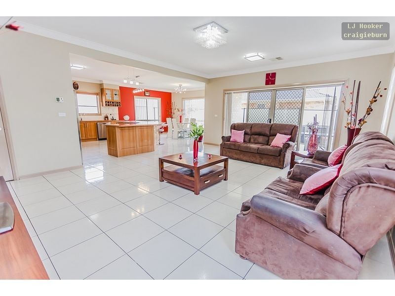 18 Hayfield Rd, Roxburgh Park VIC 3064