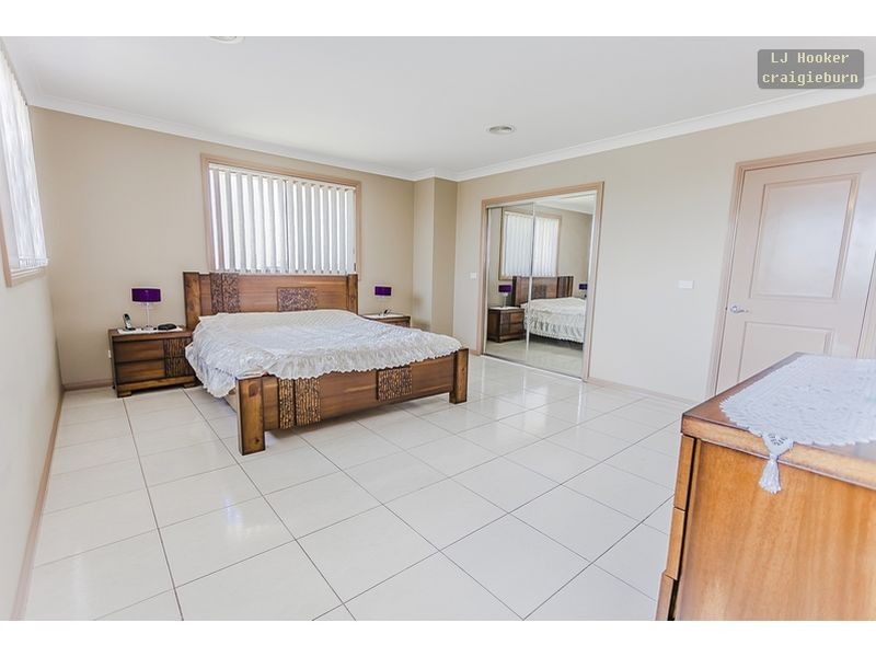 18 Hayfield Rd, Roxburgh Park VIC 3064