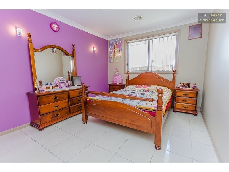 18 Hayfield Rd, Roxburgh Park VIC 3064