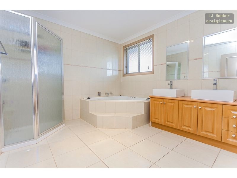 18 Hayfield Rd, Roxburgh Park VIC 3064
