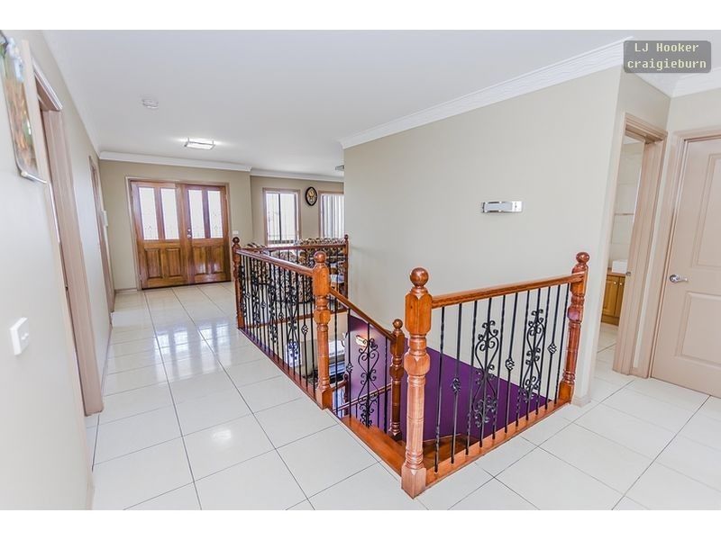 18 Hayfield Rd, Roxburgh Park VIC 3064