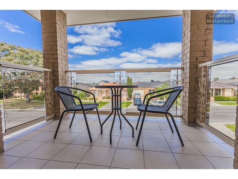 18 Hayfield Rd, Roxburgh Park VIC 3064