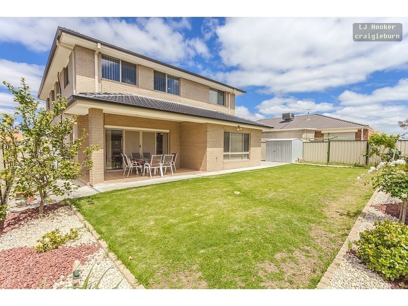 18 Hayfield Rd, Roxburgh Park VIC 3064