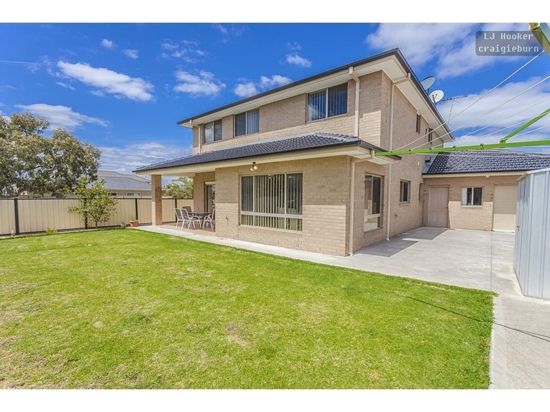 18 Hayfield Rd, Roxburgh Park VIC 3064