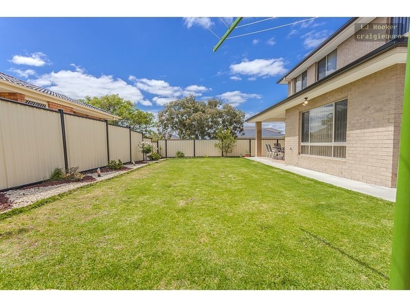 18 Hayfield Rd, Roxburgh Park VIC 3064