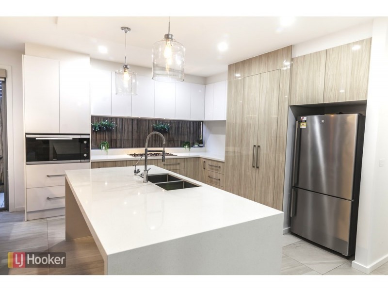 24 Peninsula Crescent, Craigieburn VIC 3064