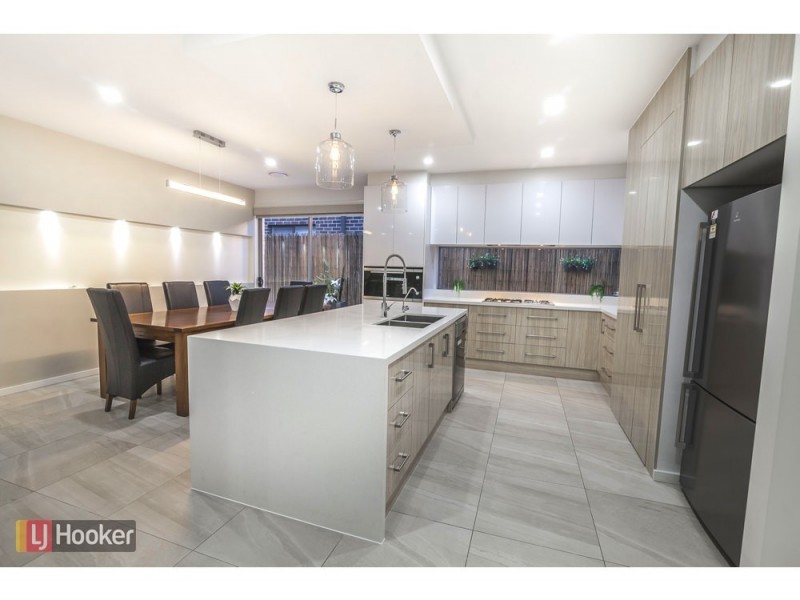 24 Peninsula Crescent, Craigieburn VIC 3064