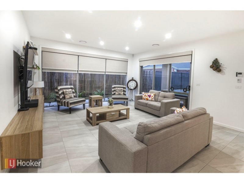 24 Peninsula Crescent, Craigieburn VIC 3064
